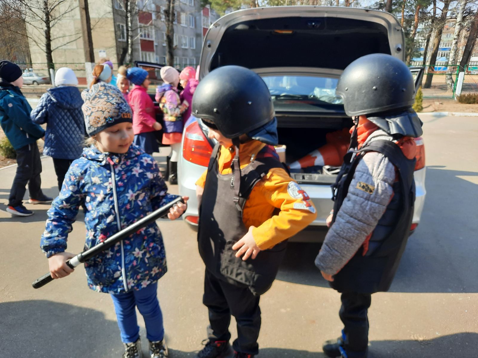 В гостях сотрудники РОВД (ГАИ и ИДН) - Новости учреждения - ГУО «Начальная  школа №6 г.Вилейки»